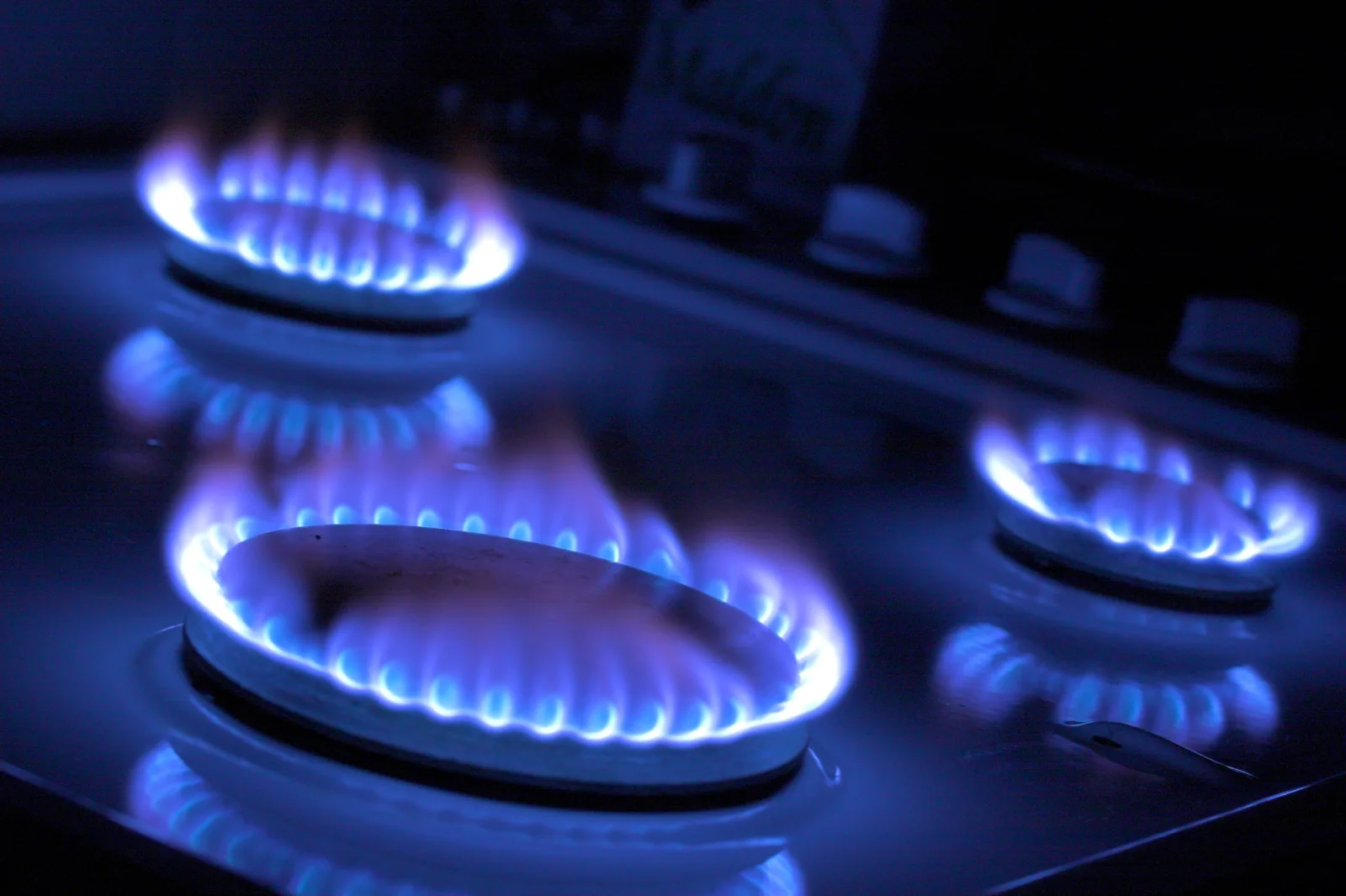 Brûleurs d’une plaque de cuisson au gaz allumés